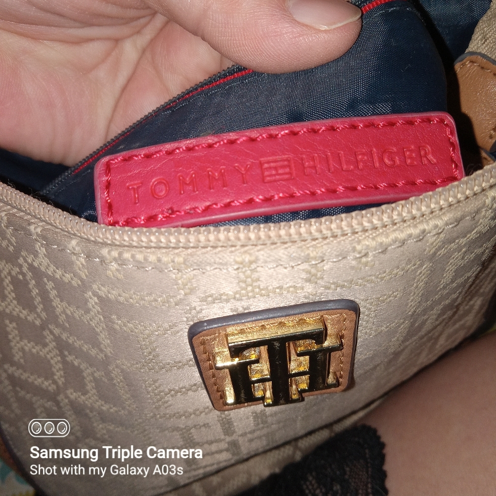 Tommy Hilfiger lightweight crossbody purse in good condition classic style